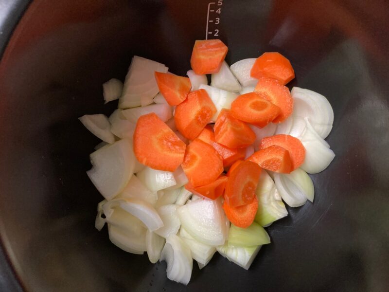 内鍋に野菜を入れる