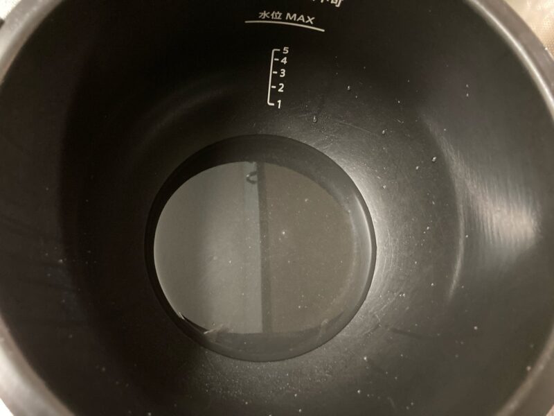 内鍋に水を入れる